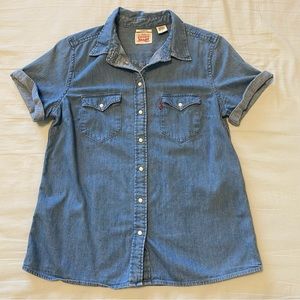 ❌SOLD❌Levi’s snap button down denim short sleeve shirt in medium